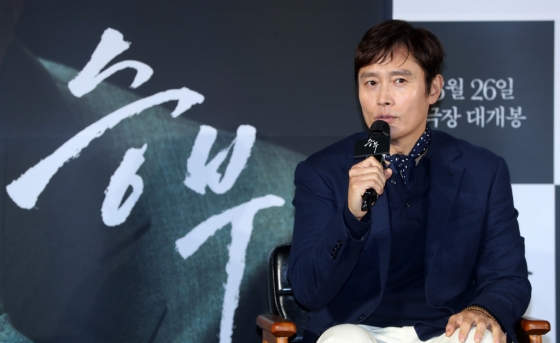 [서울=뉴시스] 김혜진 기자 = 배우 이병헌이 7일 오전 서울 용산구 CGV용산아이파크몰에서 열린 영화 '승부'(감독 김형주) 제작보고회에서 인사말을 하고 있다.  '승부'는 대한민국 최고의 바둑 레전드 조훈현(이병헌)이 제자와의 대결에서 패한 후 타고난 승부사 기질로 다시 한번 정상에 도전하는 이야기다. 오는 26일 개봉.  2025.03.07. jini@newsis.com /사진=김혜진