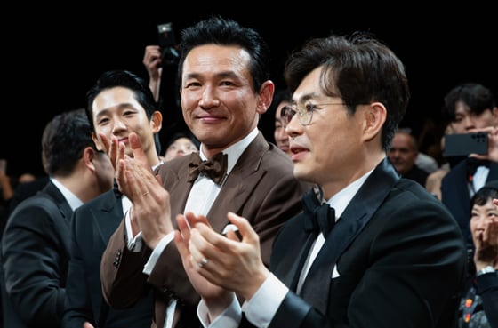 (칸=뉴스1) 이준성 기자 = 20일(현지시간) 프랑스 남부 소도시 칸 팔레 데 페스티발(Palais des Festival) 뤼미에르 대극장에서 제77회 칸 국제영화제(Cannes Film Festival 2024) 미드나잇 스크리닝 부문에 초청된 영화 ‘베테랑2’의 월드 프리미어 시사회 종료 후 류승완 감독과 배우 황정민, 정해인, 그리고 관객들이 일어나 박수를 치며 환호하고 있다. (김은진 제공) 2024.5.21/뉴스1  Copyright (C) 뉴스1. All rights reserved. 무단 전재 및 재배포,  A /사진=(칸=뉴스1) 이준성 기자