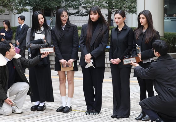 [서울=뉴시스] 추상철 기자 = 그룹 뉴진스(NJZ 하니, 민지, 혜인, 해린, 다니엘)가 7일 오후 서울 서초구 서울중앙지방법원에서 열린 '어도어, 뉴진스 상대 기획사 지위보전 및 광고계약 체결 등 금지 가처분' 심문기일을 마친 후 취재진의 질문에 답변하고 있다. 2025.03.07. scchoo@newsis.com /사진=추상철