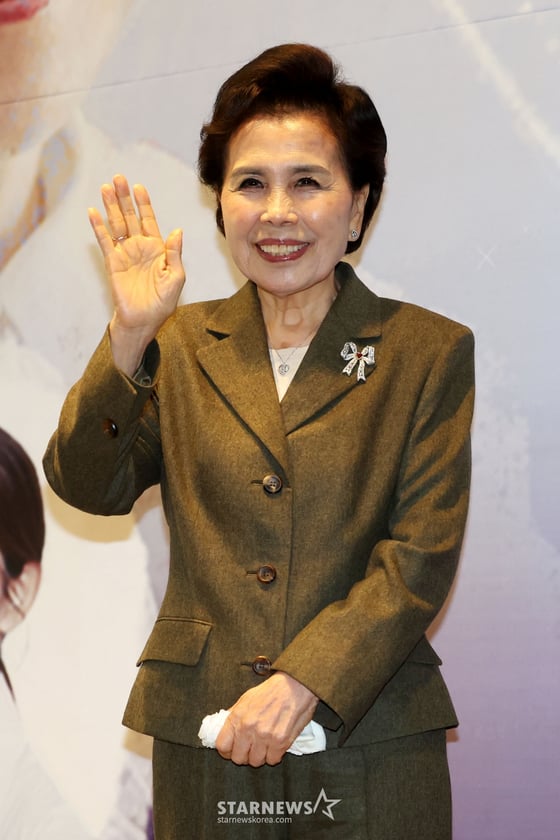 [서울=뉴시스] 홍효식 기자 = 가수 이미자가 5일 오후 서울 마포구 스탠포드호텔에서 열린 '전통가요 헌정 공연, 맥(脈)을 이음' 기자간담회에서 기념촬영하고 있다.  데뷔 66주년을 맞은 '엘리지의 여왕' 이미자는 다음 달 26일(토), 27일(일) 양일간 서울 종로구 세종문화회관 대극장에서 '이미자 전통가요 헌정 공연, 맥(脈)을 이음'으로 팬들을 만난다. 2025.03.05. yesphoto@newsis.com /사진=홍효식