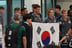 '18살에 EPL' 박승수 태극기 번쩍! 뉴캐슬, 韓팬들 환영 받으며 입국... 즉석 '팬 서비스'