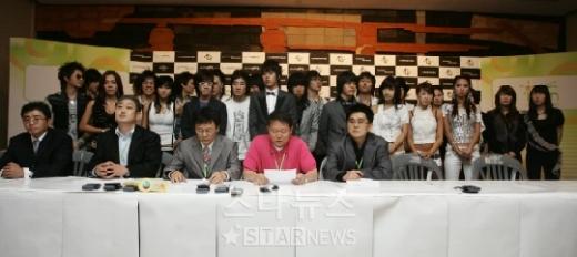 기자회견을 갖고 있는 연제협. 왼쪽부터 김남희 NH미디어 대표, 강승호 캔 엔터테인먼트 대표, 웰메이드 엔터테인먼트 조대원 대표, GM기획 김광수 제작이사, 홍승성 JYP 엔터테인먼트 대표. /박성기 기자 musictok@