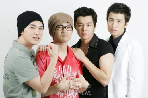 5년 만에 컴백한 포맨. 왼쪽부터 이정호, J1, 한현희 정세영. <임성균 기자 tjdrbs23@>