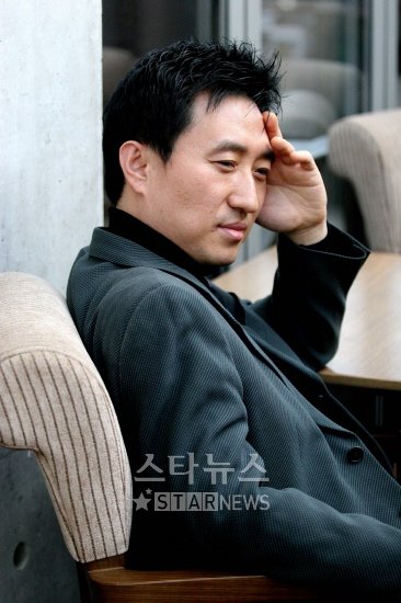 '수요일엔 빨간 장미를'을 작사, 작곡한 이두헌.