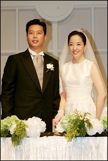 노현정 정대선 커플이 기자회견에 앞서 포즈를 취했다. ⓒ<임성균 기자 tjdrbs23@>