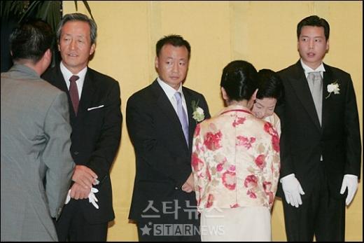 현대가 정대선 씨(오른쪽)의 결혼식에서 현대중공업 정몽준(왼쪽) 고문이 하객을 맞고 있다. ⓒ<최용민 기자 leebean@>
