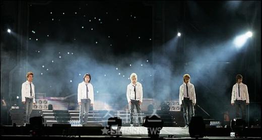 쇼케이스 벌이는 동방신기. ⓒ<홍기원 인턴기자 xanadu@>
