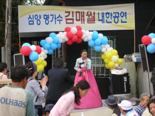 진웨니가 '매월'이란 이름으로 극중 미니콘서트를 벌이는 장면.