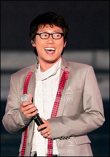 tvN 개국행사에서 공연을 벌인 윤종신. ⓒ<박성기 기자 musictok@>