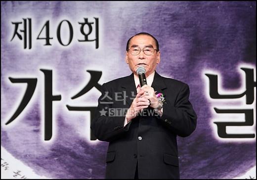 ↑ 최고원로가수특별상을 수상한 반야월 <사진 = 박성기 기자 musictok@>