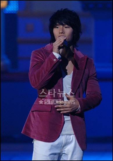 지난해 SBS 가요대전에서 대상을 수상한 가수 김종국