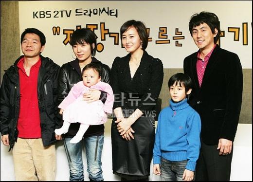 이건준PD, 박그리나, 조하은, 최수린, 최수한, 김현균(왼쪽부터)이 13일 오후 서울 광화문 프레스센터에서 열린 KBS 2TV ‘드라마시티-자장가 부르는 아기’시사회에서 포즈를 취하고 있다.ⓒ<사진=홍기원 인턴기자>