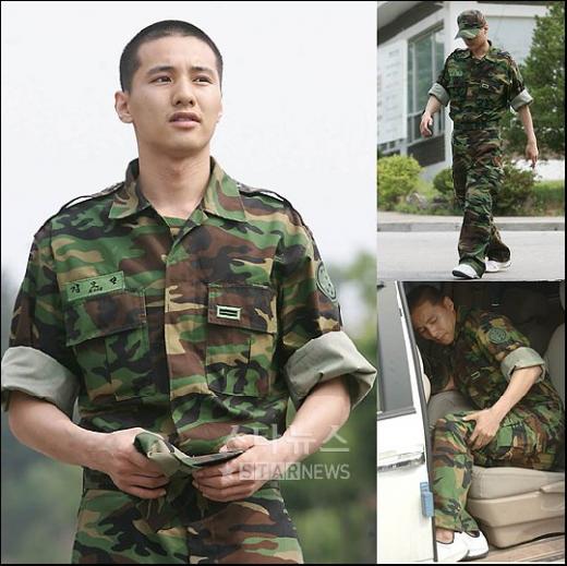 ↑6월 7일 의병 전역한 배우 원빈, 전역일 몰려든 팬과 취재진들이 부담스러운듯 표정이 어둡다.