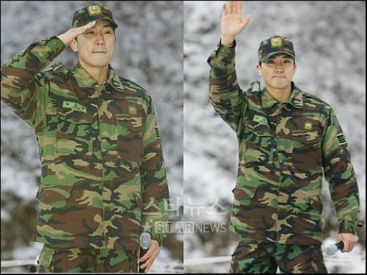 ↑11월 15일 배우 송승헌이 팬들에게 전역 신고를 하고 있다. 늠름한 그의 모습과는 다르게 감정이 북받치는 듯 눈은 붉게 충혈되어 있다.