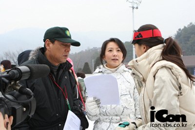 '눈꽃' 촬영중 김희애와 고아라에게 연기지도를 하고 있는 이종수 PD ⓒSBS 홈페이지