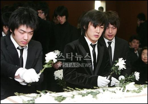 故김형은의 영결식에서 김필수 윤진영 이종규(왼쪽부터) 등 비통한 표정으로 헌화하고 있는  SBS 공채 개그맨 7기 동기생들.ⓒ머니투데이 스타뉴스