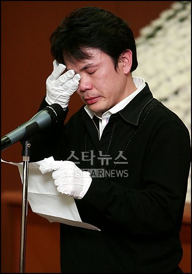 고 김형은의 영결식장에서 조사를 읽다가 눈물을 닦는 강성범.ⓒ머니투데이 스타뉴스