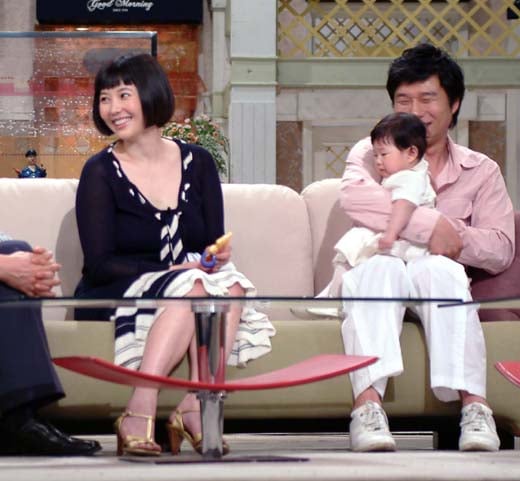 탤런트 이윤성이 출산이후 몸무게가 불어났을 당시 방송 출연 모습
