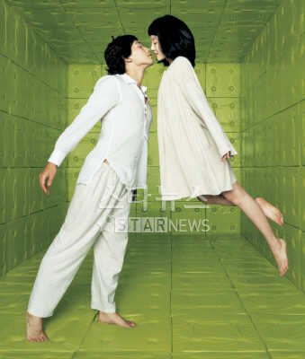 ⓒ제57회 베를린 국제영화제 공식 레드카펫 행사에 참석한 정지훈과 임수정, 박찬욱 감독(왼쪽부터)