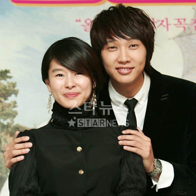 '올드미스다이어리'의 주연을 맡은 예지원(앞)과 지현우