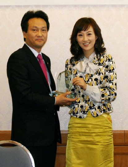 국회 문화정책포럼 안민석 대표(열린우리당 의원)로부터 감사패를 받는 장윤정 ⓒ인우기획