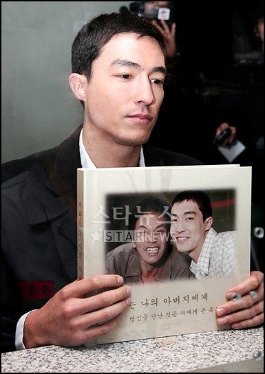 ⓒ영화 '마이 파더'에 입양아 역으로 출연 중인 다니엘 헤니. 극중 친아버지(김영철)을 만나고 있는 장면을 촬영하고 있다. 사진=홍봉진 인턴기자