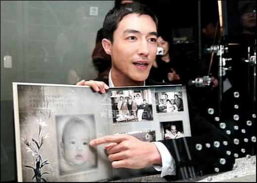 ⓒ영화 '마이 파더' 속 입양아인 다니엘 헤니가 친아버지인 사형수 김영철에게 자신의 어린 시절 사진을 보여주고 있다. 사진=홍봉진 인턴기자