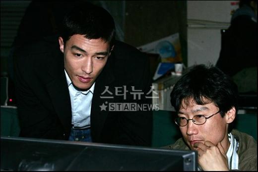 ⓒ 영화 '마이 파더'의 주인공 다니엘 헤니가 황동혁 감독과 모니터를 보고 있다. 
사진=홍봉진 인턴기자