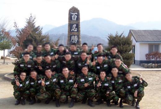 ↑ 신병훈련 중인 량하가 소대원들과 포즈를 취했다. 맨 아랫줄 오른쪽에서 세 번째.
