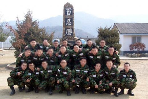 ↑ 그룹 량현량하의 형 량현이 중대원들과 기념촬영을 하고 있다. 맨 아랫줄 오른쪽에서 세 번째가 량현이다.