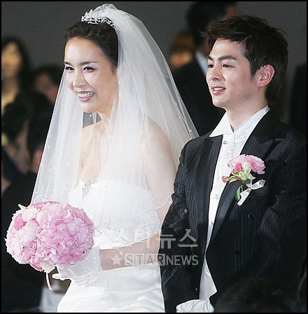 ↑지난 19일 결혼식장에서 환하게 웃고 있는 하리수와 미키정