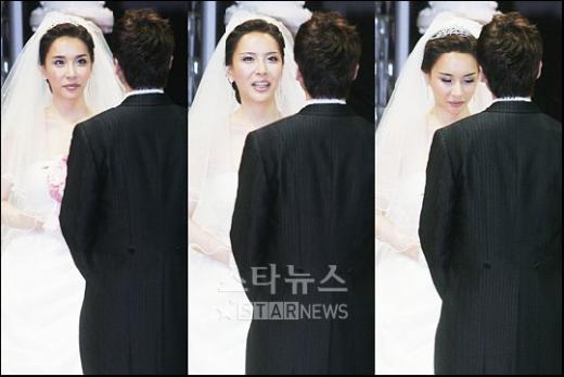 ↑결혼식장에서 미키정과 마주선 하리수가 신랑의 얼굴을 보고 쑥쓰러운듯 고개를 숙이고 있다.
