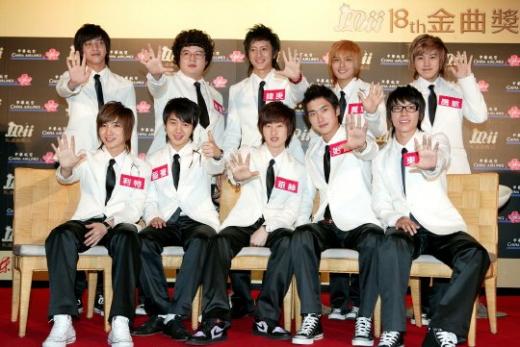 기자회견 현장의 슈퍼주니어. 윗줄 왼쪽부터 기범, 신동, 한경, 려욱, 성민. 아래 왼쪽부터 이특, 예성, 은혁, 시원, 동해