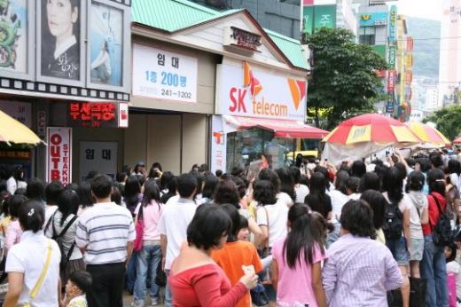 FT아일랜드의 첫 팬사인회에 몰려든 부산팬들