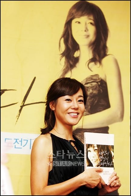 17일 오후 서울 종로 영풍문고에서 자신의 책 '세상이 당신의 드라마다' 출판 기념 사인회를 가진 김윤진.
ⓒ사진=김병관 기자