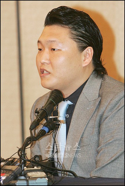 ↑병역특례 비리 의혹으로 검찰 조사를 받은 가수 싸이(본명 박재상)가 18일 오후 서울 여의도 63빌딩 별관 3층 체리홀에서 기자회견을 열고 자신의 심경을 밝히고 있다. ⓒ 임성균기자 tjdrbs@