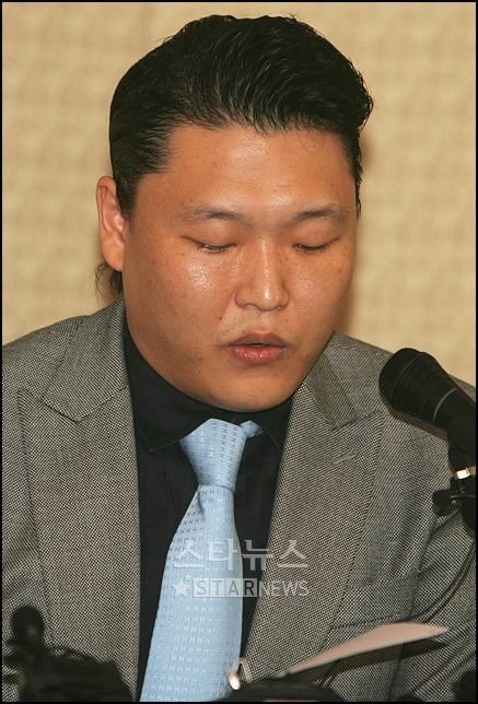 기자회견을 통해 입장을 밝히는 싸이 ⓒ김병관 기자