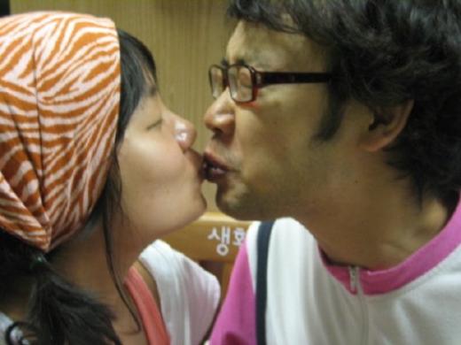 개그우먼 박나래(왼쪽)와 권재관이 두 눈을 질끈 감고 입을 맞추고 있다. <사진제공=KBS '폭소클럽>