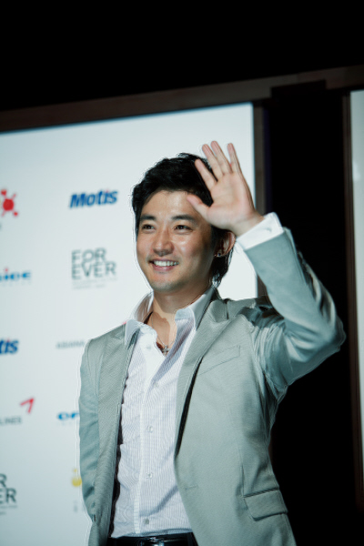 한류스타 안재욱이 22일 오후 일본 요코하마에서 펼친 콘서트에 앞서 기자회견에 참석했다. 취재진을 향해 손을 들어 인사하고 있다. 사진제공=모티스