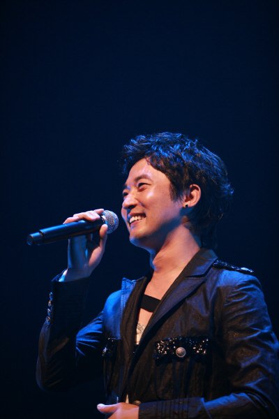 한류스타 안재욱이 22일 오후 일본 요코하마 파시피코 국립대홀에서 열린 콘서트에서 팬들에게 인사하고 있다.
사진제공=모티스