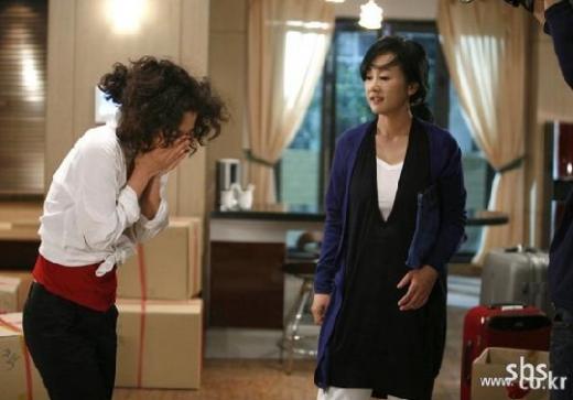 하유미(오른쪽)가 김희애와 몸싸움을 벌인 장면.