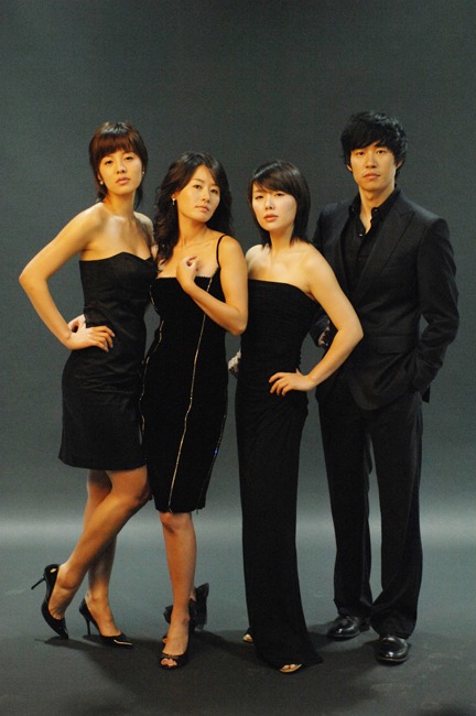 드라마 '강남엄마 따라잡기'의 주역들. 
김성은, 정선경, 하희라, 유준상(맨 왼쪽부터).