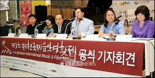 ⓒ<프로그래머 전진수, 프로그래머 정우정, 집행위원장 조성우, 조직위원장 엄태영, 기획실장 홍철영, 사무국장 안미라(왼쪽부터)>