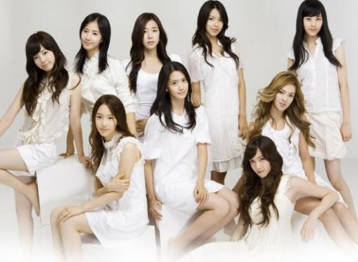 '여자슈주'가 베일을 벗었다. 왼쪽 뒷줄부터 써니, 유리, 티파니, 수영, 서현, 왼쪽 중간부터 태연, 윤아, 효연, 맨 앞 제시카.