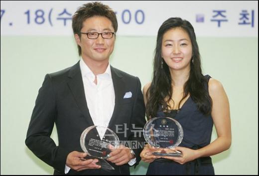 ↑재경부 서민금융 홍보대사가 된 박신양과 박진희. ⓒ 김병관 기자