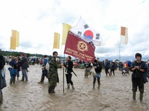 지난해 펜타포트 록 페스티벌은 폭우가 내린 가운데 열렸다. 올해도 장화는 관람객들의 필수 준비물. 악천후도 야외 록 페스티벌의 묘미 중 한 가지다. ⓒ엠넷미디어