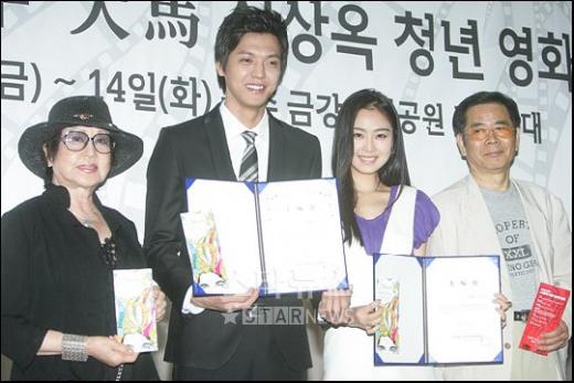 제1회 신상옥 영화제 심사위원인 고 신상옥 감독의 부인 배우 최은희와 홍보대사 김흥수, 홍수현, 집행위원장 정인엽 감독(맨 왼쪽부터) ⓒ사진=김병관 기자