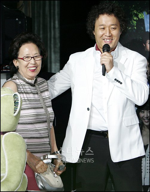 지난 13일 MBC 인기 일일 시트콤 '거침없이 하이킥' 종방연에 참석한 나문희와 정준하 ⓒ임성균기자 tjdrbs23@