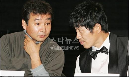 ↑'마파도2' 언론시사회에 주연배우 이문식과 함께 한 이상훈 감독(<b>사진 왼쪽</b>)