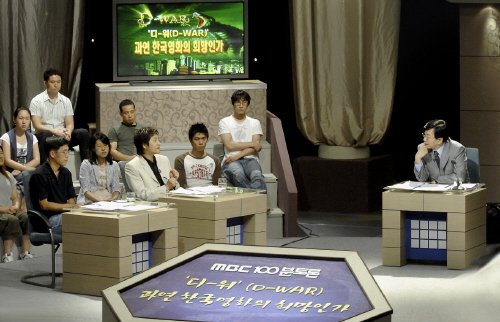 ⓒ<9일 MBC '100분 토론'에 시사평론가 진중권이 참석해 이야기하고 있다. 사진 맨 왼쪽이 진중권>